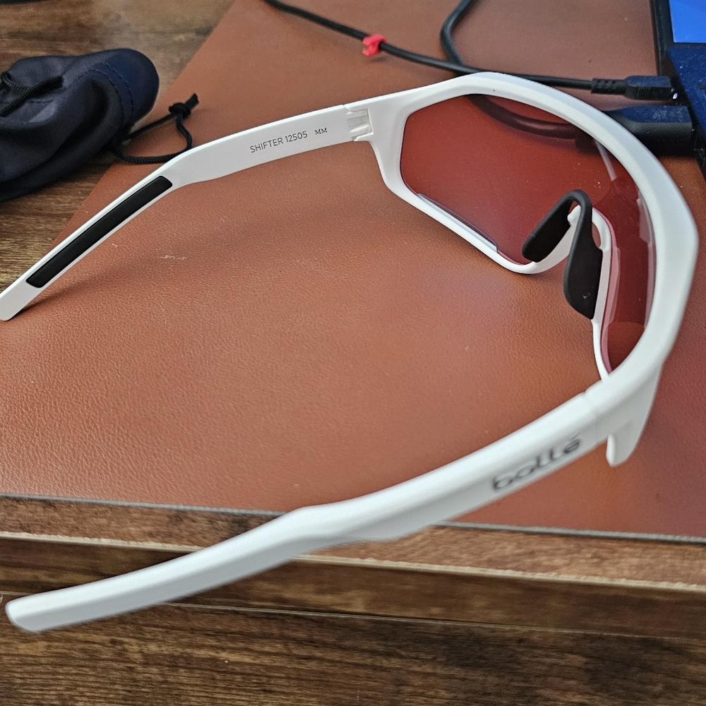 BOLLE White and Pink VR Glasses - Picture 2 of 9